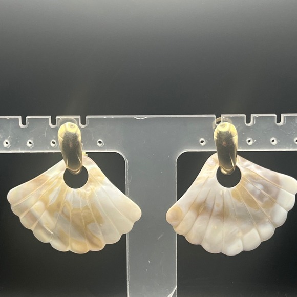 Vintage Mother Of Pearl Shell Fan Shaped Clip On Earrings - Picture 1 of 5